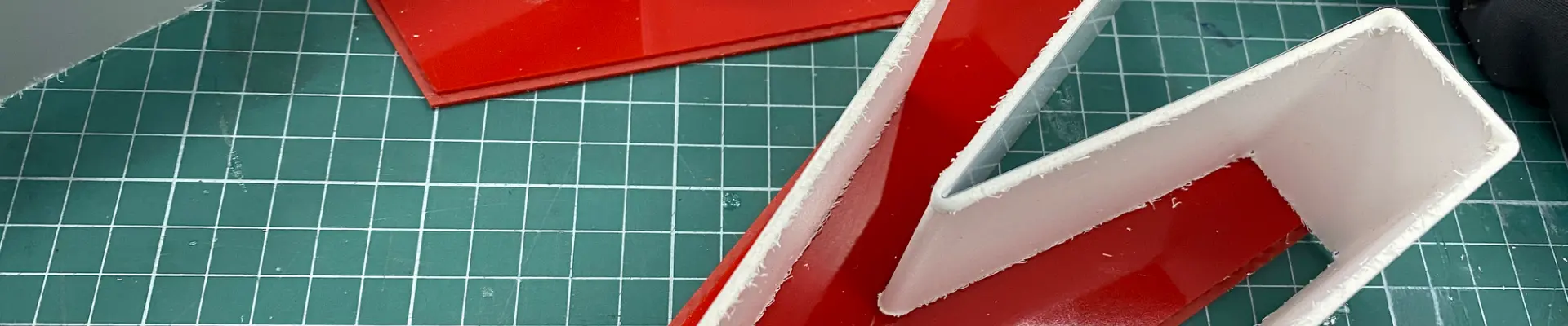 Изработка на табели по поръчка Червени плоскости за табела